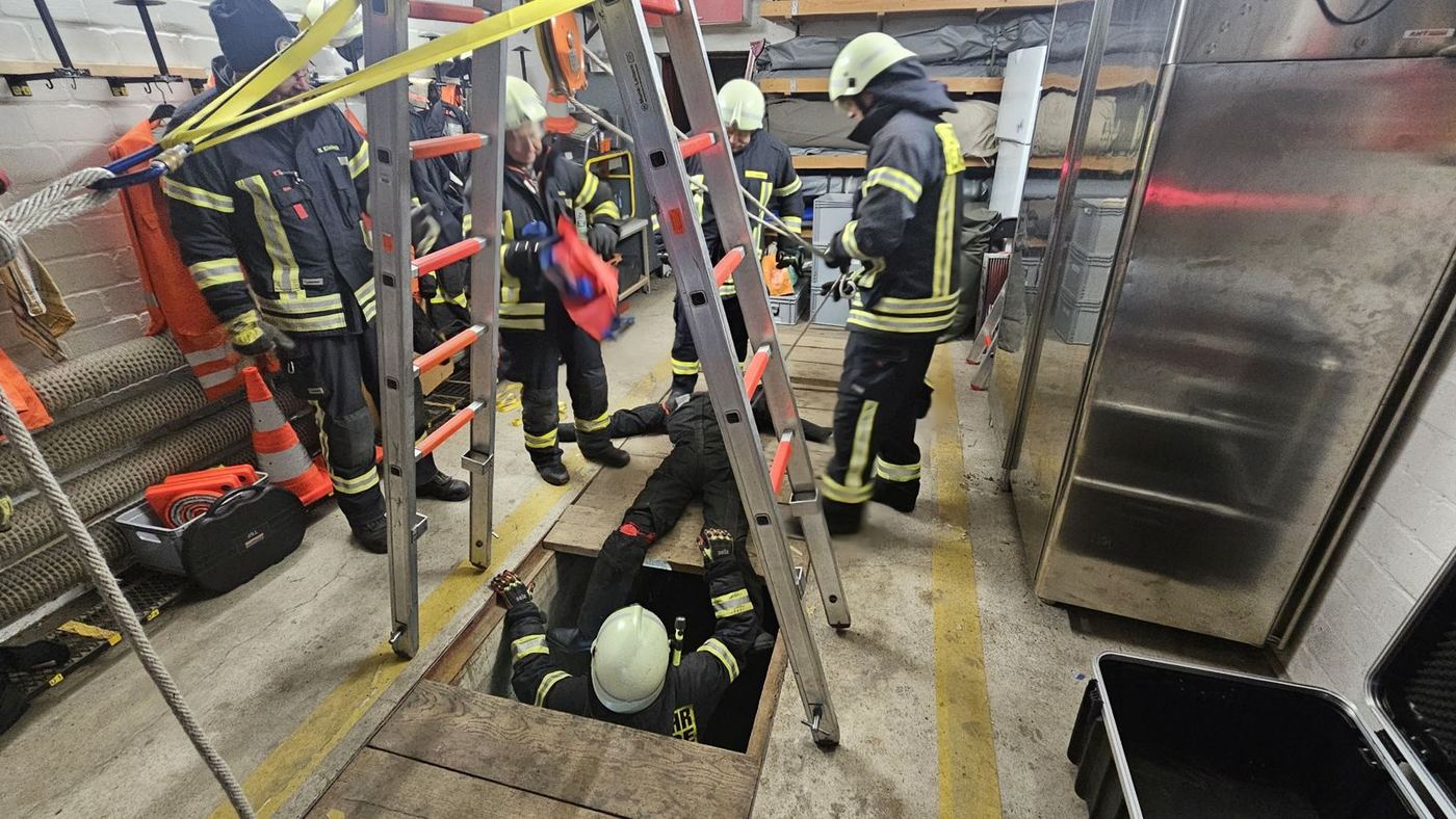 Übung: Rettung aus einem Schacht im Gerätehaus
