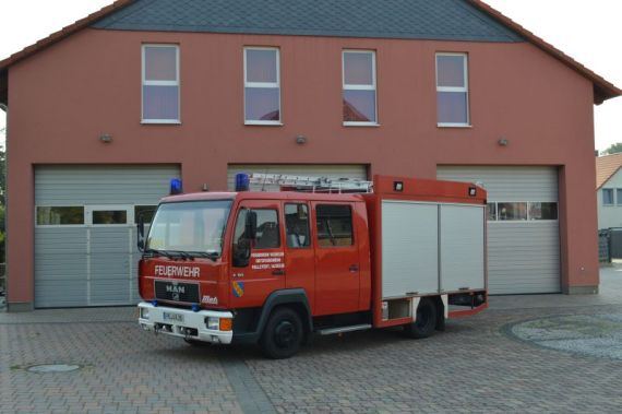 LF 8/6 (17/45/9) vor dem Gerätehaus