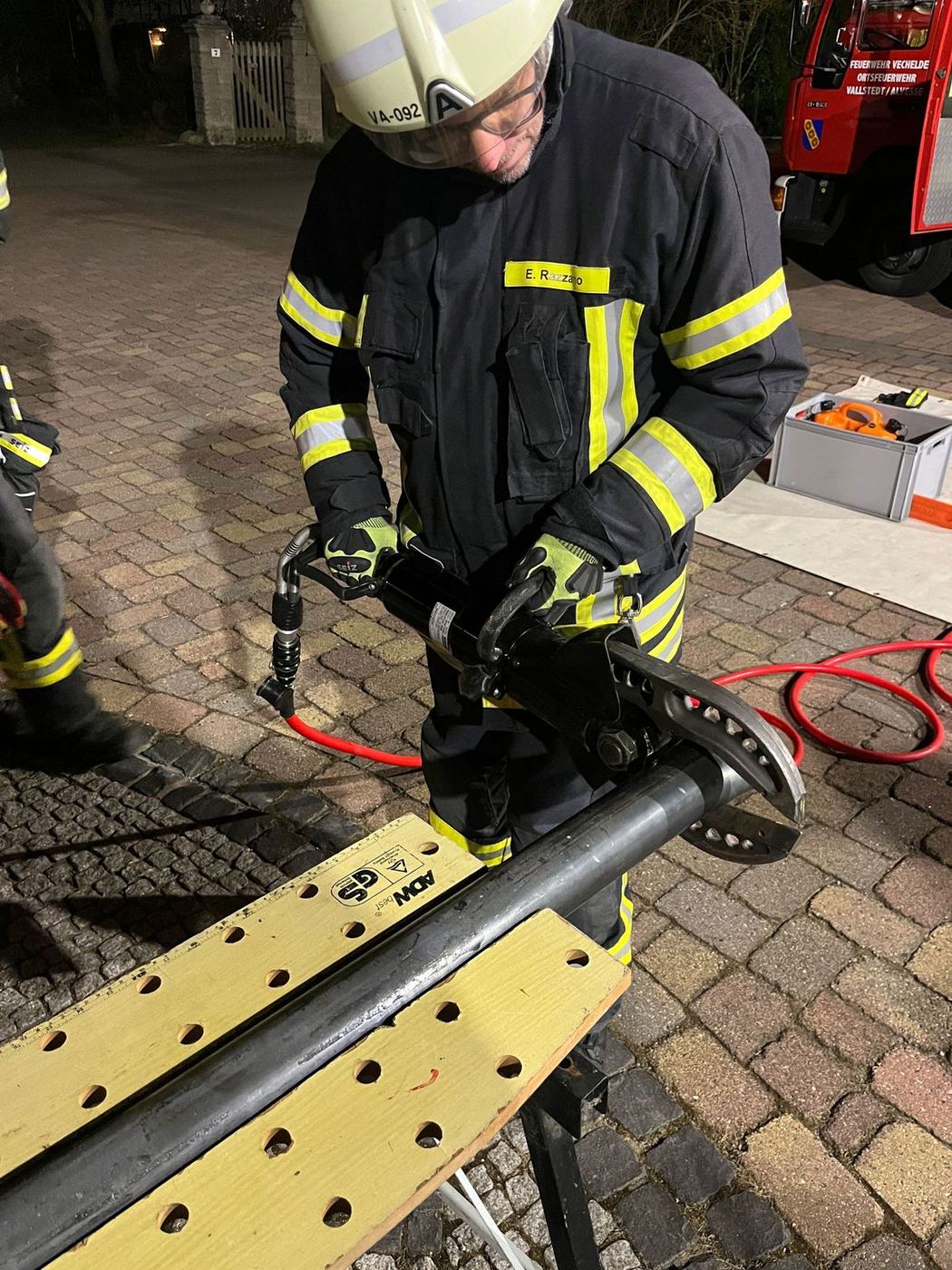 Übung: Rettungsschere an einem Stahlrohr