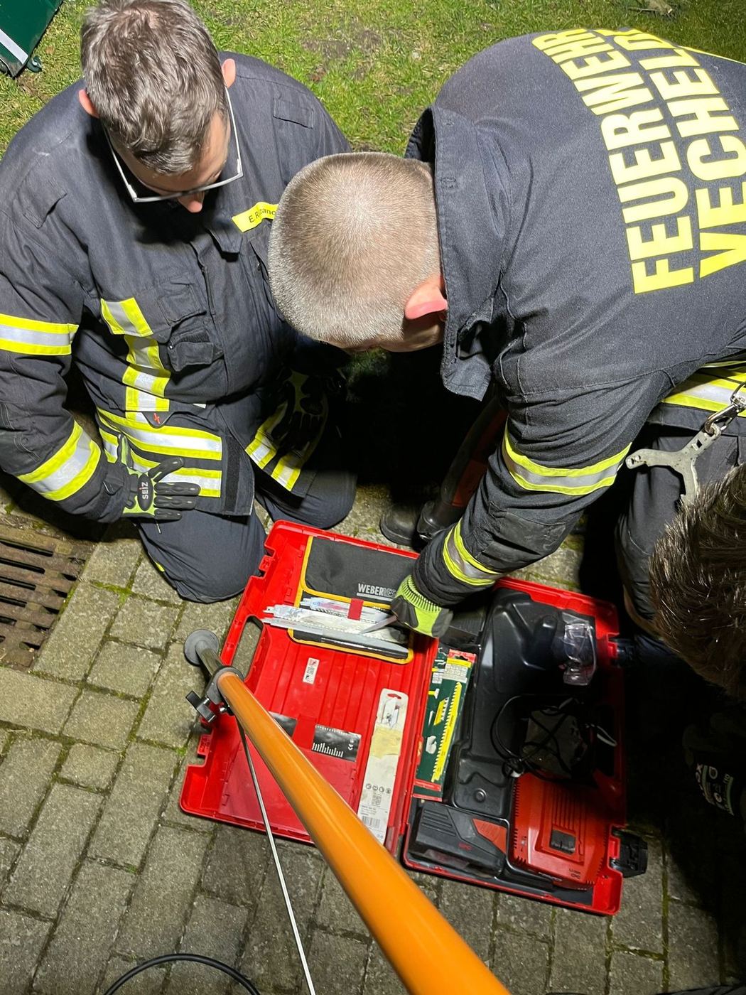 Kameraden prüfen das Zubehör eines Akku-Rettungsgeräts