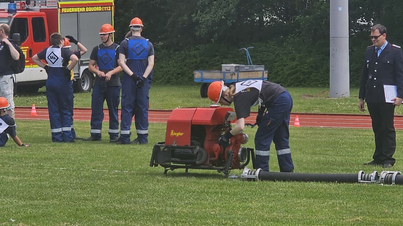 Jugendliche bedienen beim Wettbewerb eine Tragkraftspritze