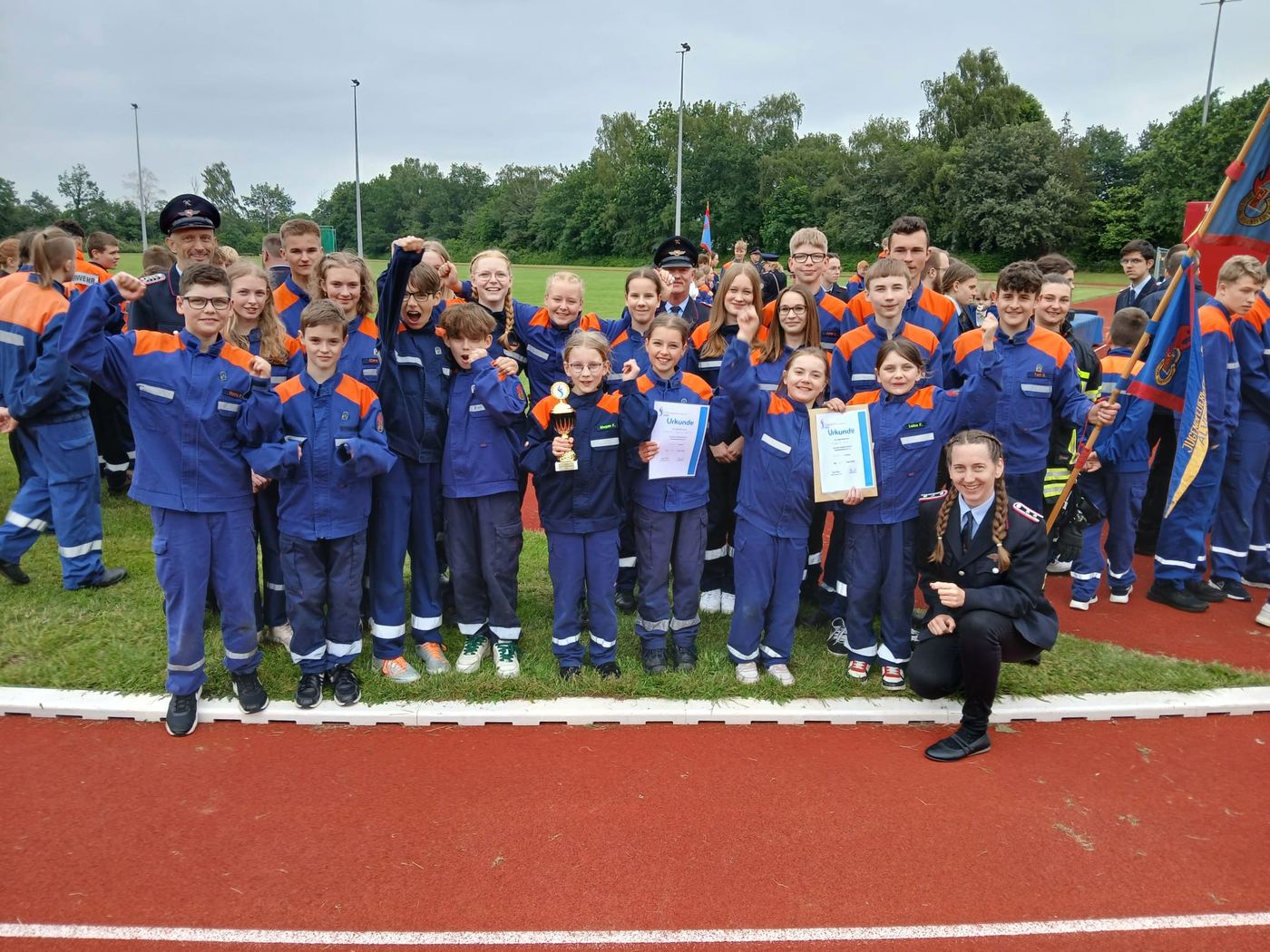 Jugendfeuerwehr Vallstedt/Alvesse mit Pokal und Urkunden beim Wettbewerb