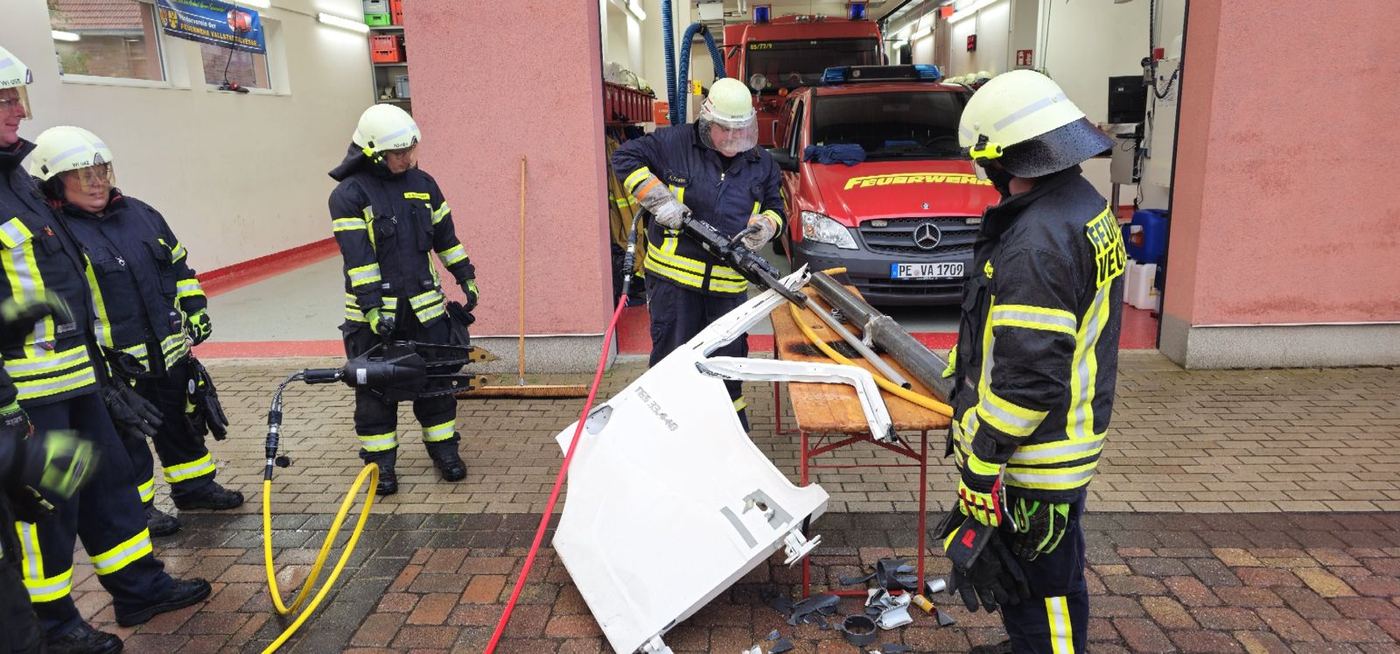 Übung mit hydraulischem Rettungsgerät vor dem Gerätehaus