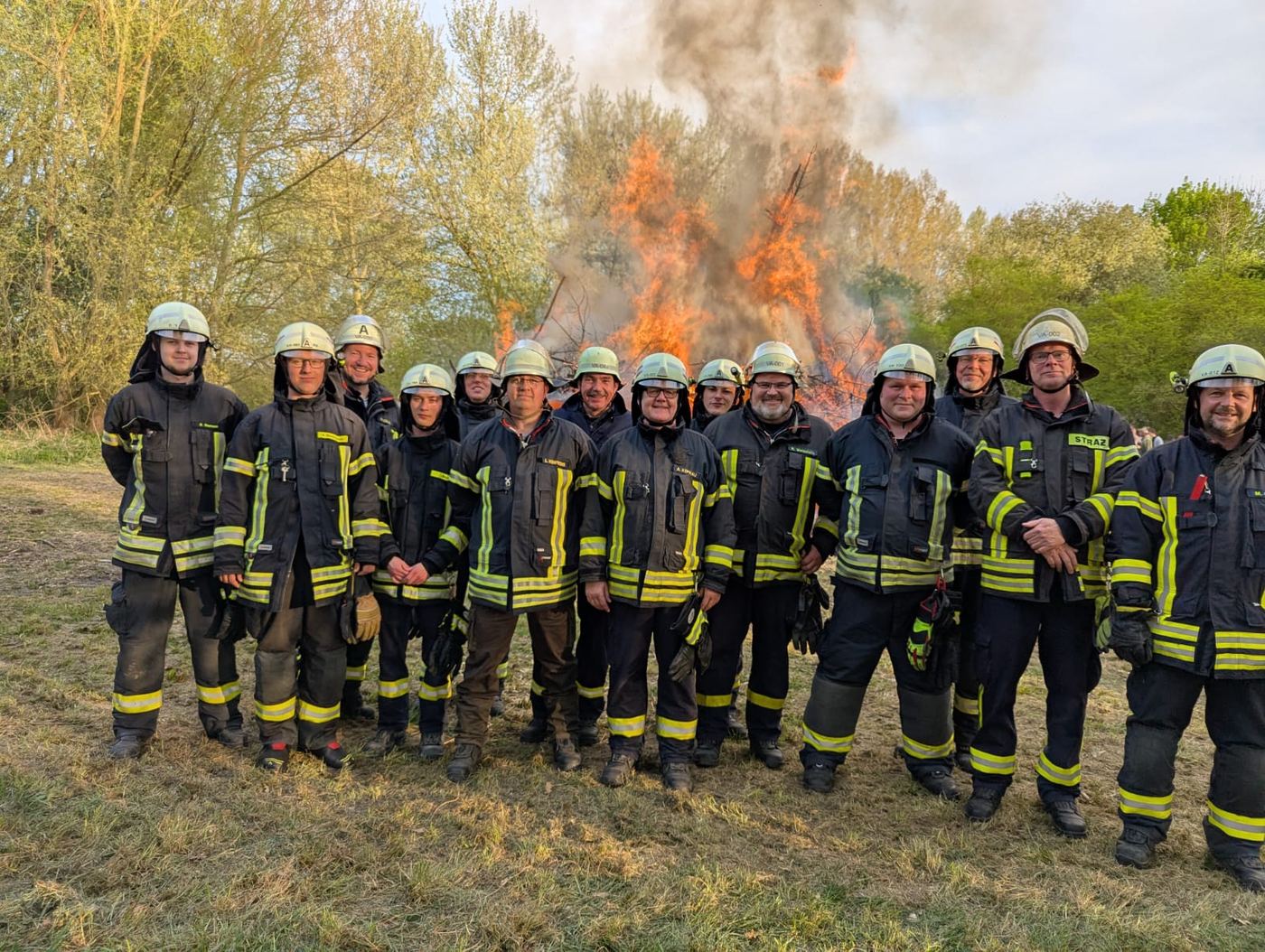 Einsatzabteilung der Feuerwehr Vallstedt/Alvesse in Einsatzkleidung vor einem Feuer