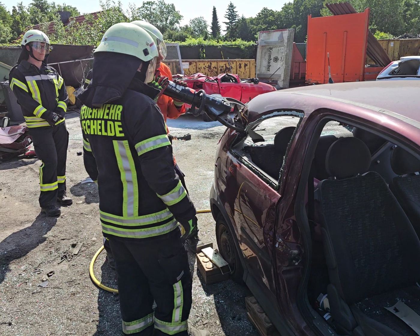 Technische Hilfeleistung: Schere am Übungsfahrzeug auf dem Schrottplatz